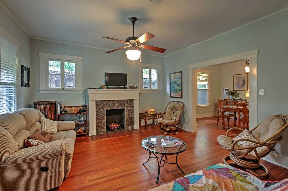Houston Montrose Home: Walk to Bars & Restaurants!