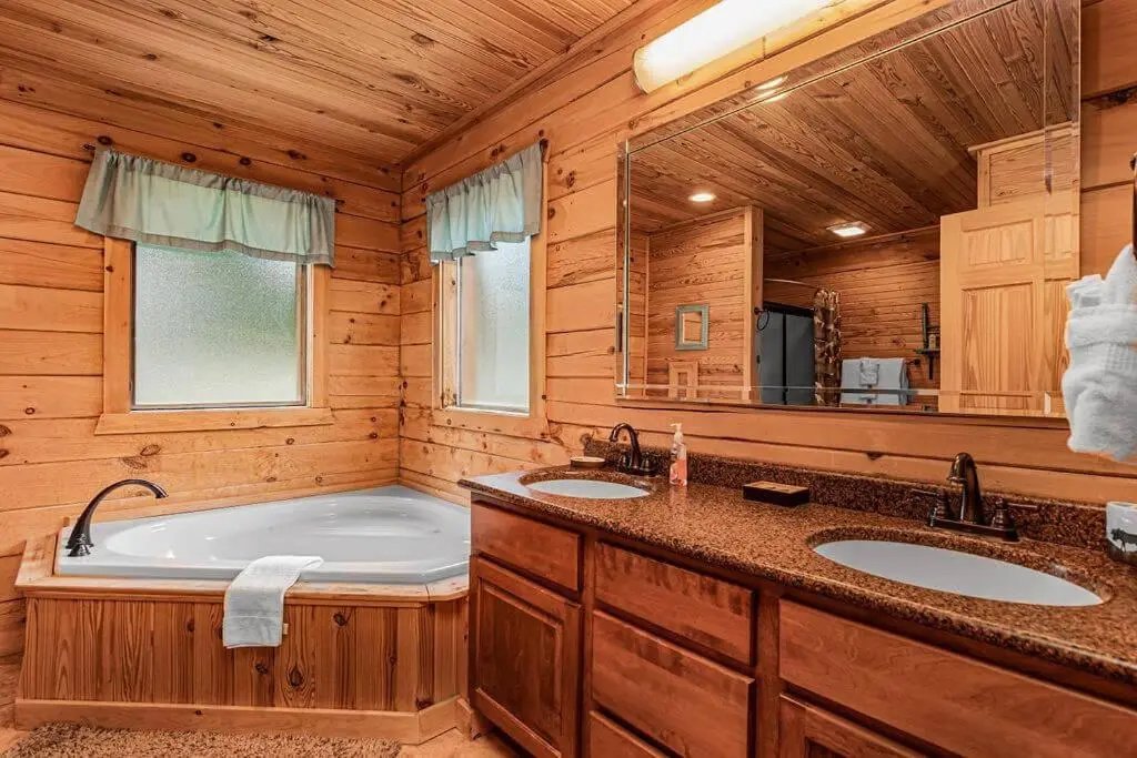 Luxury 2700 Sq Ft Log Cabin Private Hot Tub Game room Pool Table Best View