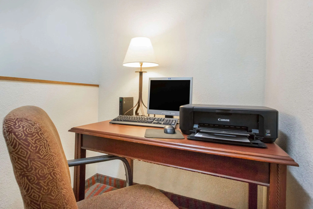 Super 8 by Wyndham Fairmont