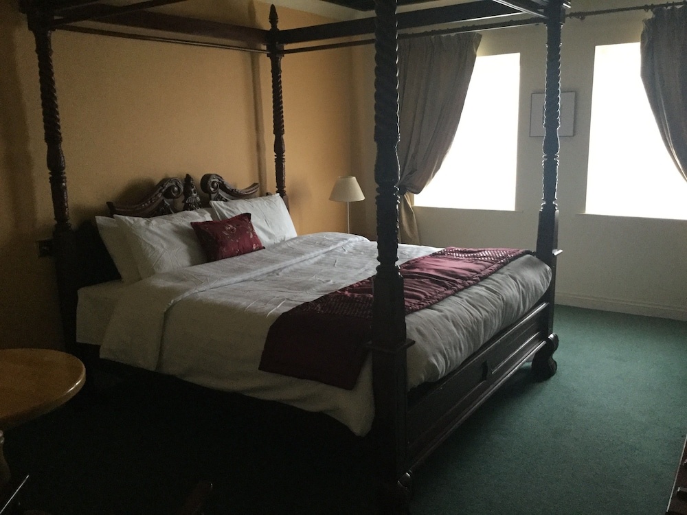The Lanterns Hotel