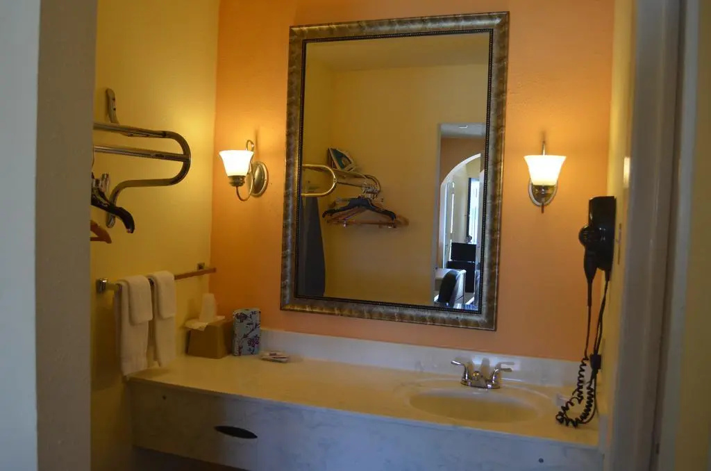 Summit Inn Hotel & Suites