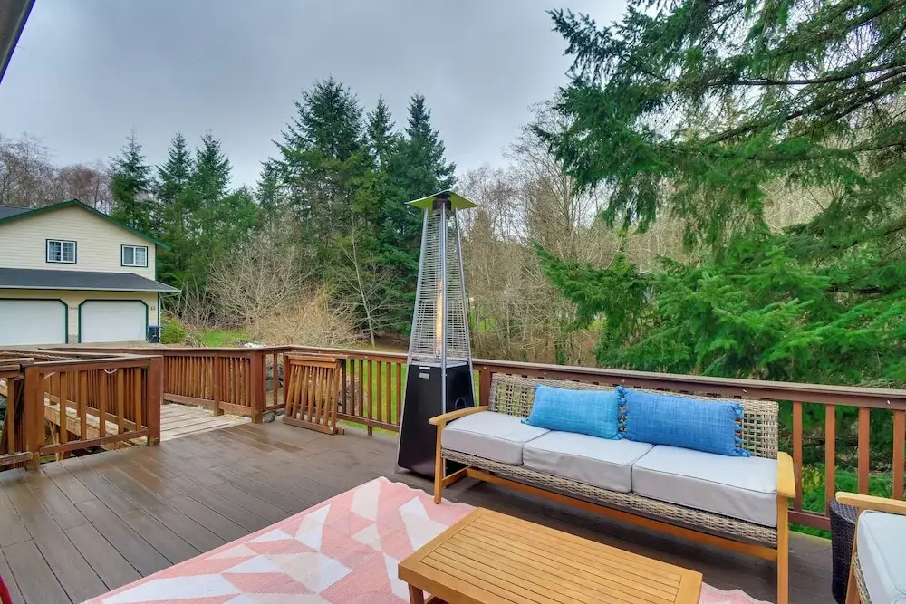 Central 4-Acre Cottage with Deck Walk to Bay