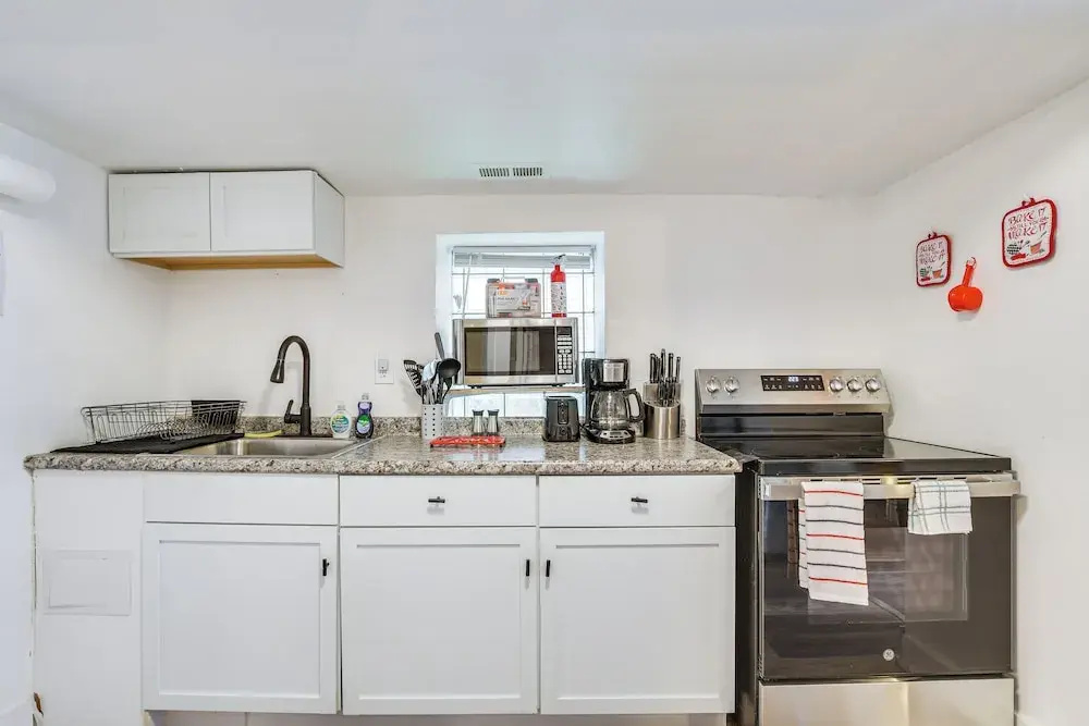Near Uchicago: Dog-friendly Apt w/ Yard