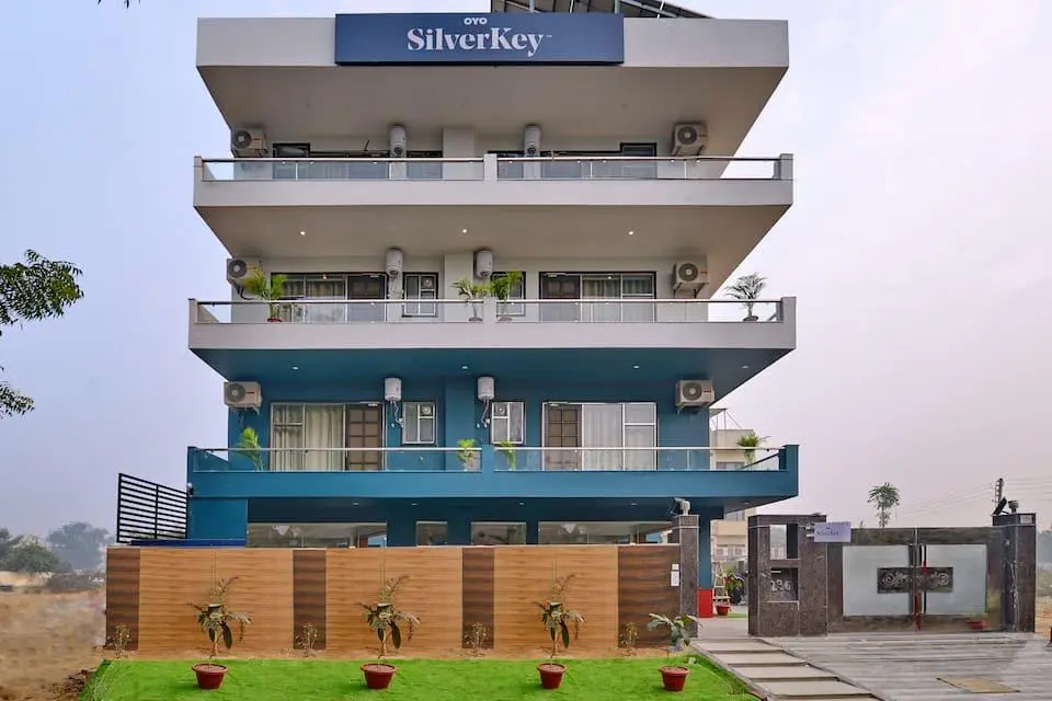 Silverkey Medanta Sec 38 By OYO Rooms