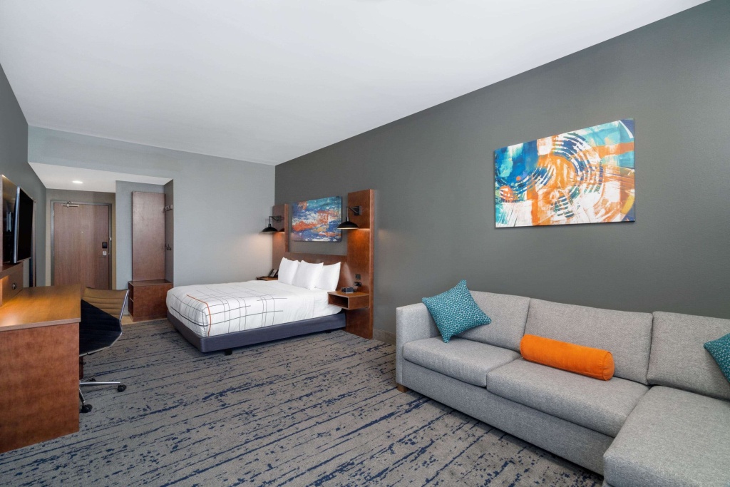 La Quinta Inn & Suites by Wyndham Louisville NE - Old Henry Rd