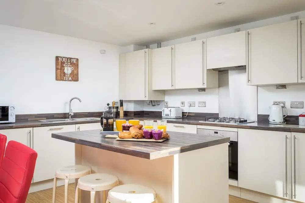 Elliot Oliver - Luxury 3 Bedroom Town Centre Apartment With Parking