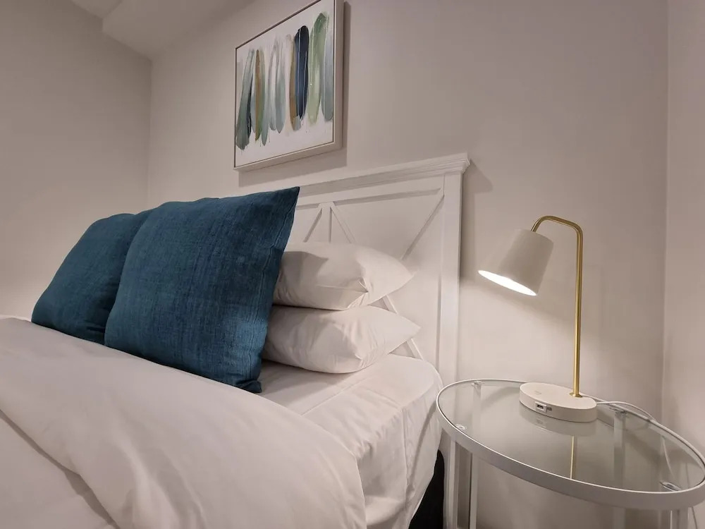 Luxe Apt w Harbour-Sunset Views -Parking