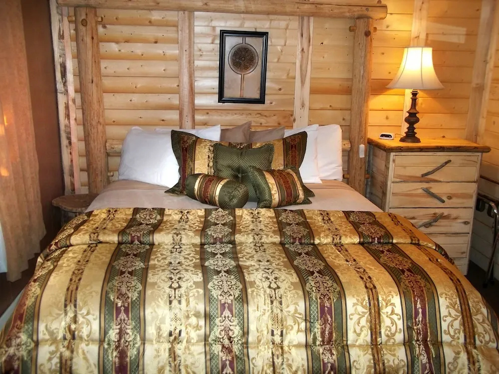 The Cedaredge Lodge
