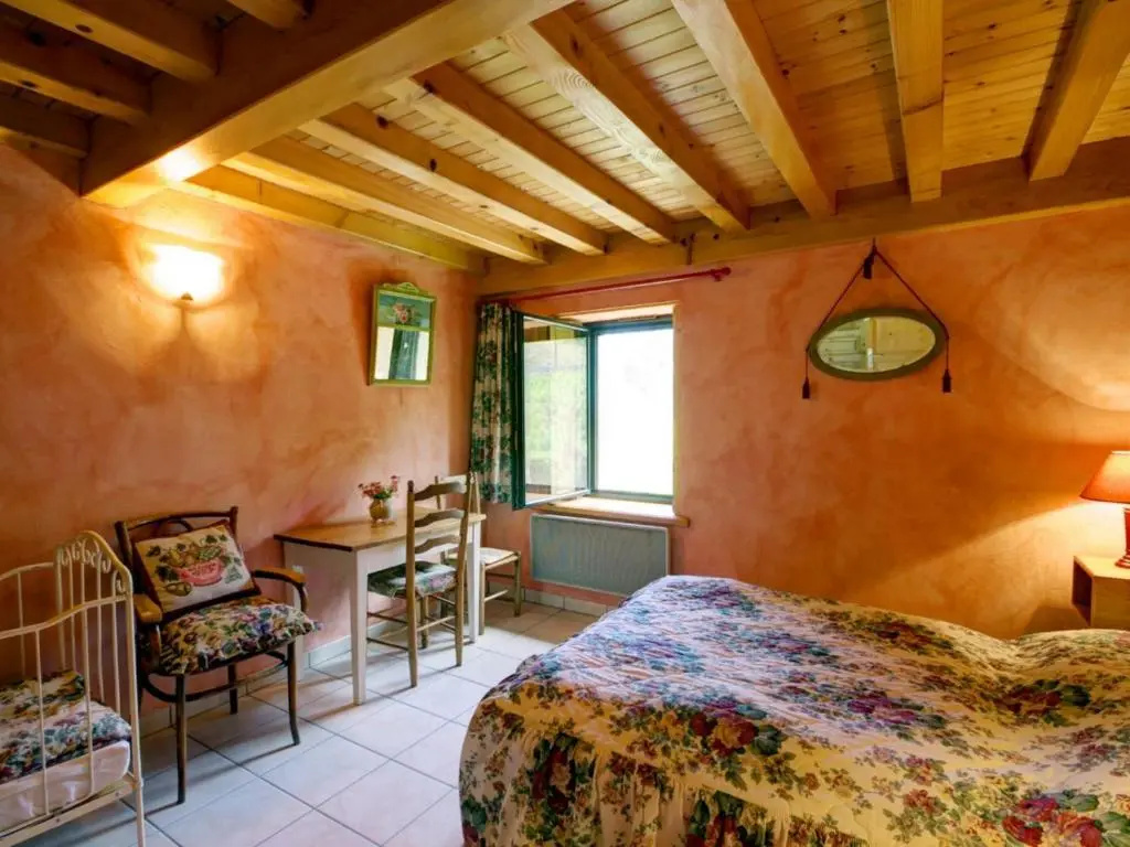 Gîte Authentique à Marols, 6 Pers., Confort & Nature - FR-1-496-1