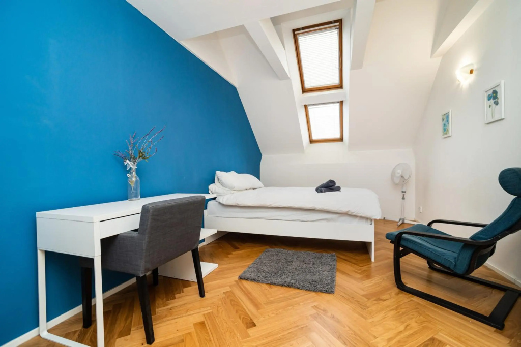 Central, Spacious, Modern 5 Bedrm duplex w/Balcony