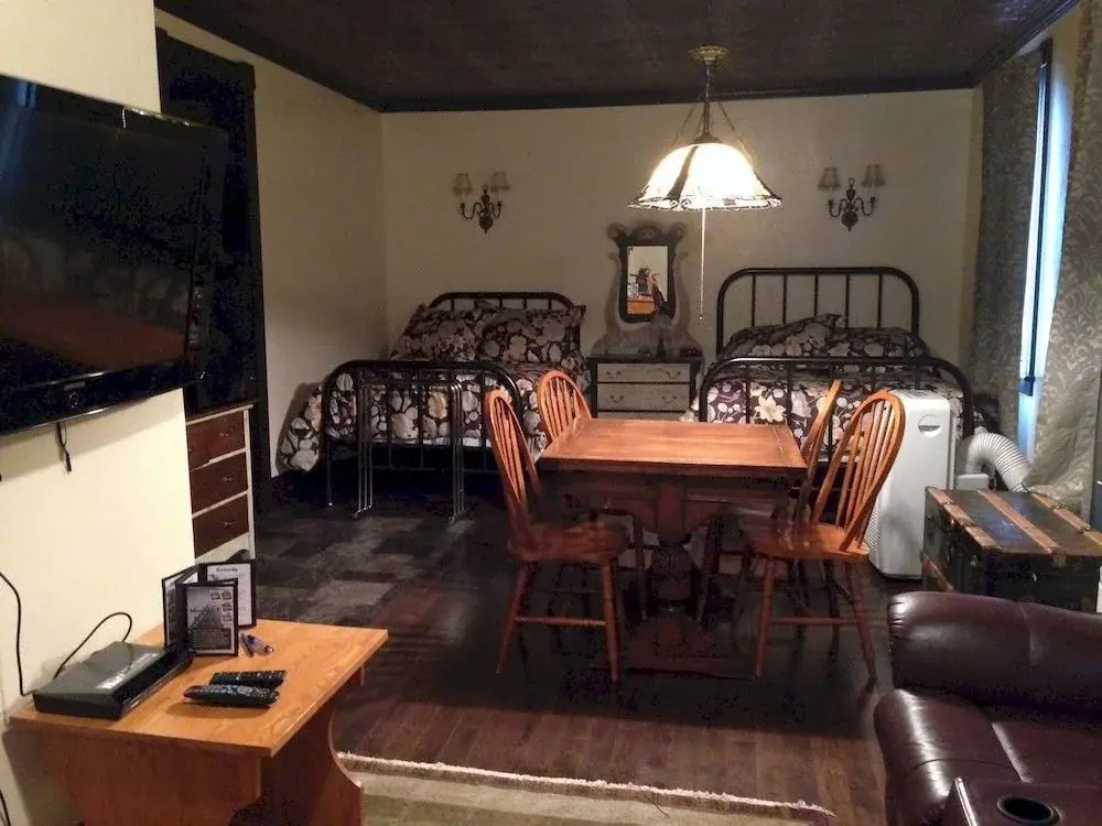 Model-T Inn & Restaurant