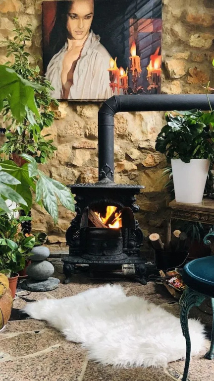 House Sleeps 4 with Private Garden