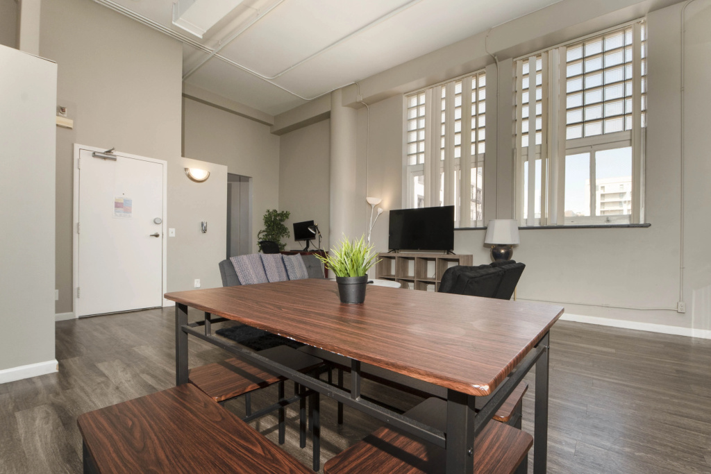 Bright and airy downtown loft! Great wifi!