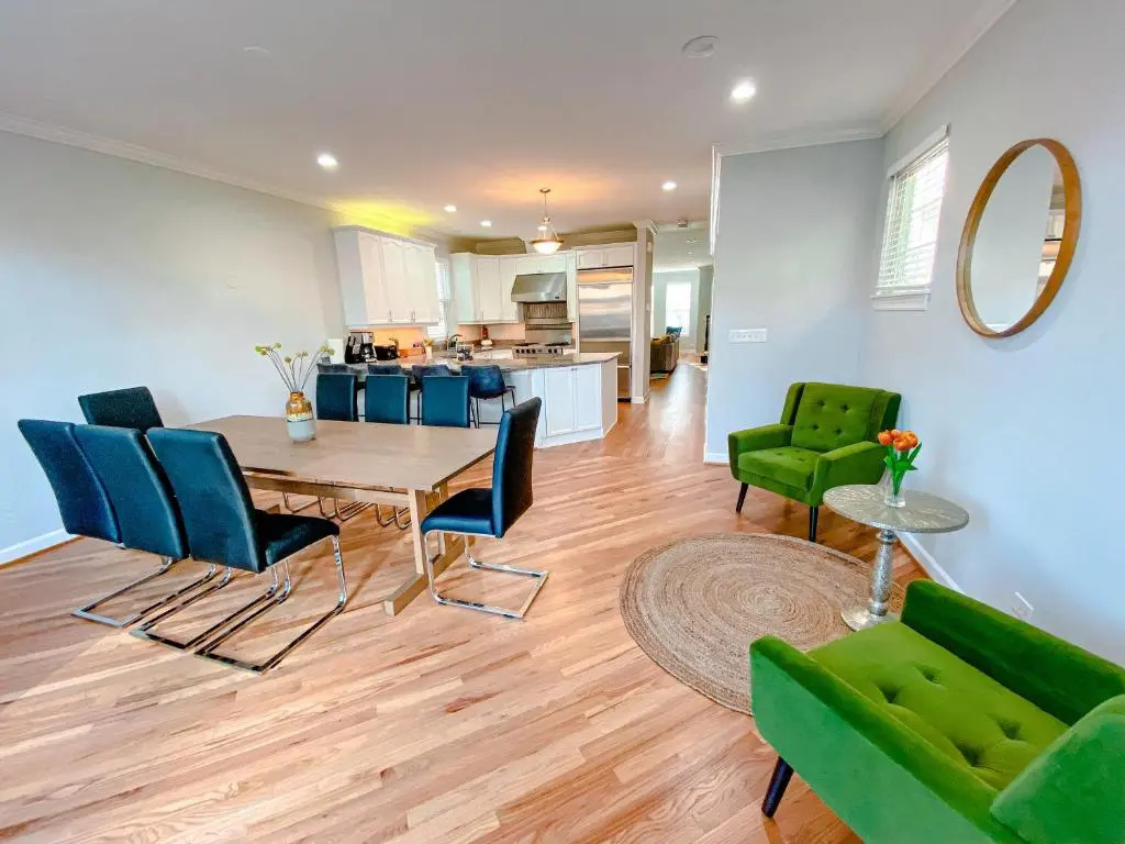 Beautiful 5br home for 14 guests with free parking