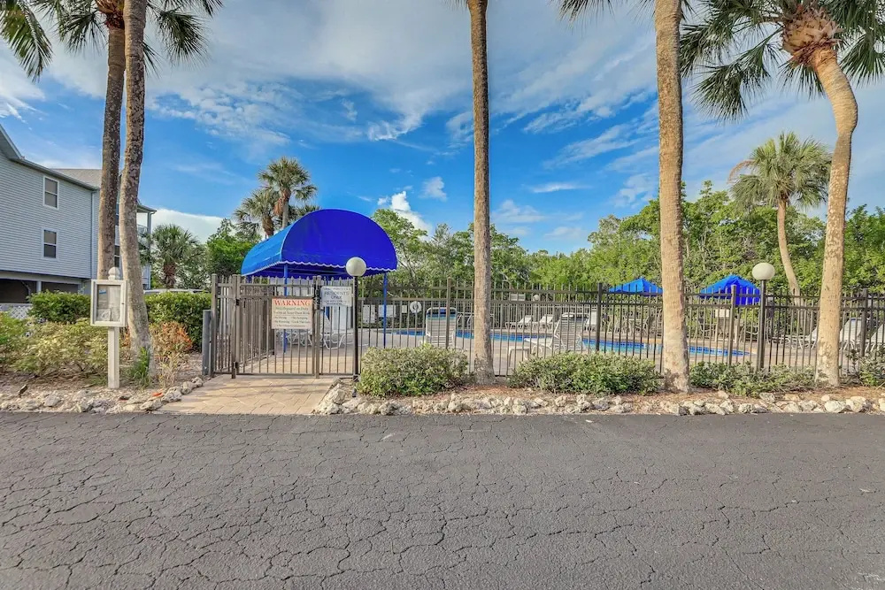 Holmes Beach Condo Near Anna Maria: Pool Access!