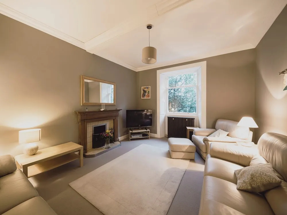 Beautiful 3 Bedroom Georgian Townhouse With Parking