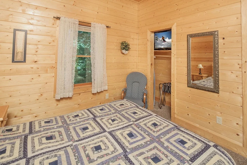 Bear Right Inn by Heritage Cabin Rentals