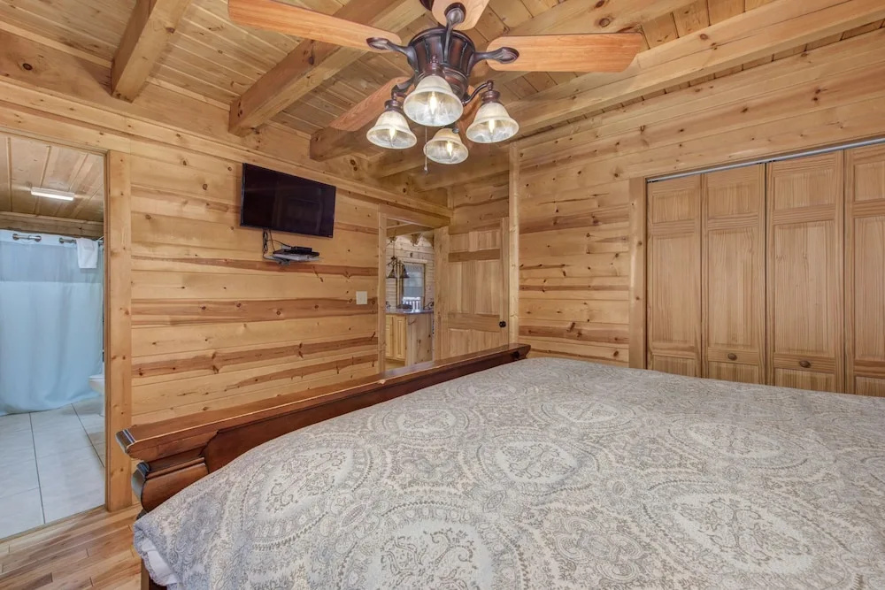 Cozy Log Cabin w/ Hot Tub & Game Room!