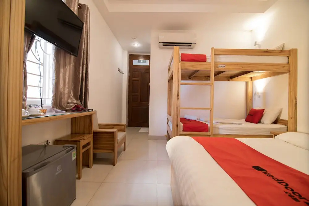 RedDoorz @ Bui Vien Walking Street - Hostel