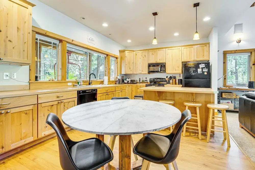 Cle Elum Lake Home w/ Hot Tub & Mountain Views
