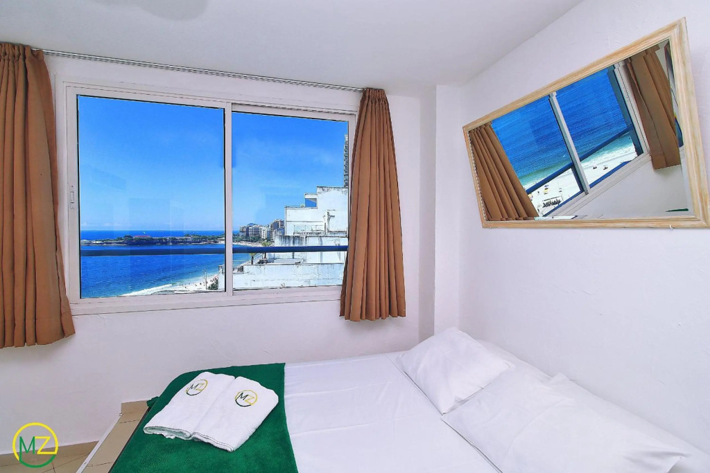 Incrivel cobertura de frente para o mar com 3 quartos e piscina particular em Copacabana!