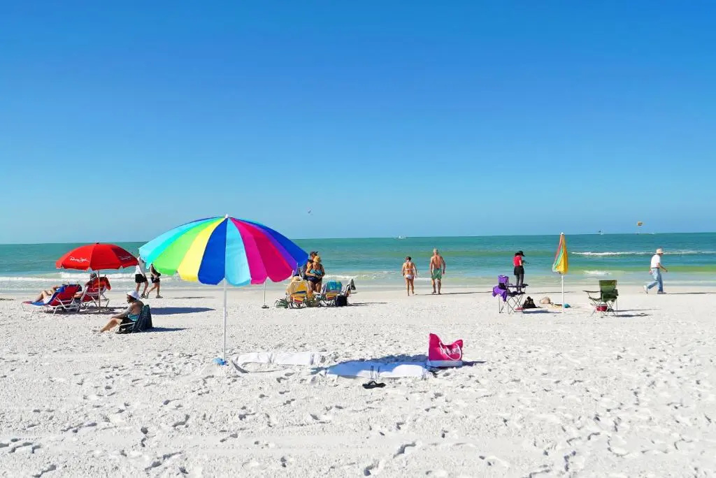 Modern & Fresh - Less than 3 miles to the Beach!