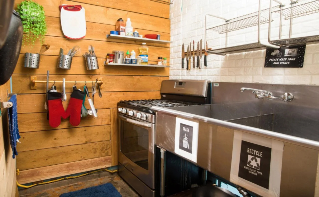 ITH San Diego Beach Bungalow Surf Hostel