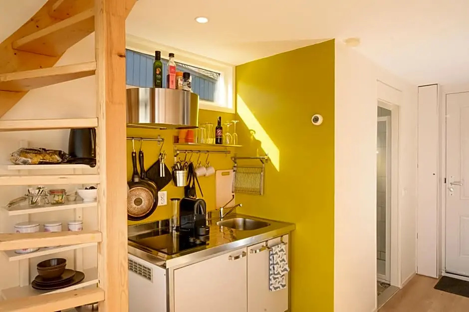 Houseboat studio with canalview and free bikes