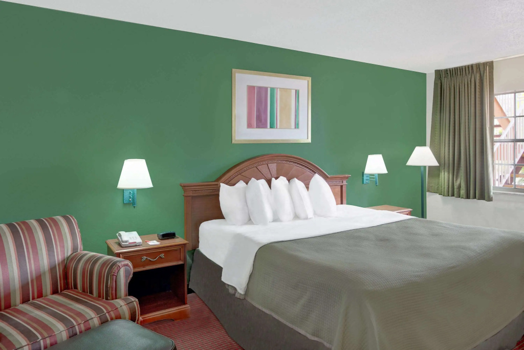 Howard Johnson by Wyndham Ft. Myers FL
