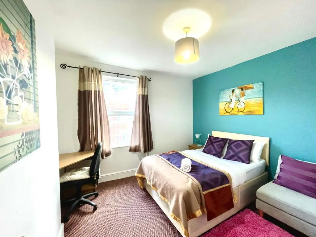 4 bedroomed maisonette in City Centre, near Barbican & Seafront