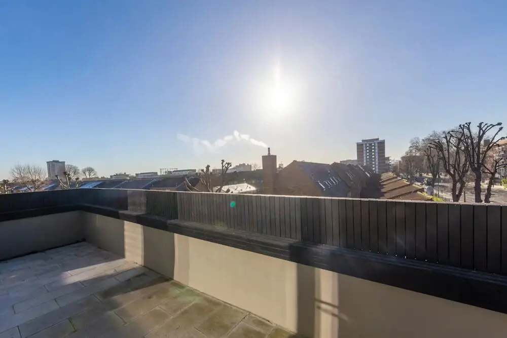 Unique and Sun Filled 2 Bedroom Flat With Balcony -hackney