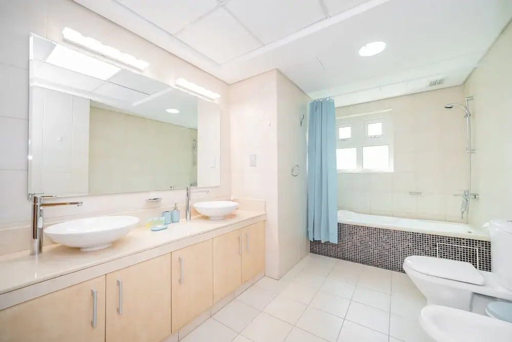 Luton Vacation Homes - Shoreline Apartment, Beach Access