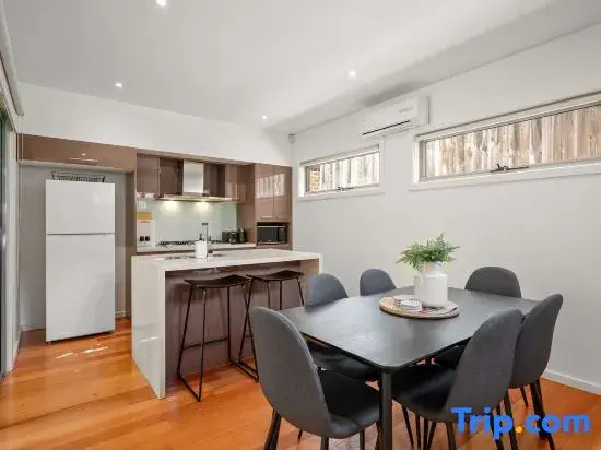 Relaxing Getaway Oasis with Patio in Charming Kew