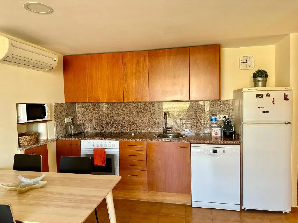 NEW! Apartamento con piscina y balcón a 2 minutos de la playa. WI-FI