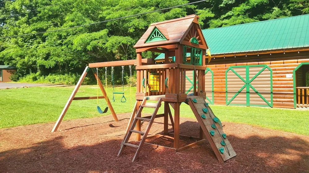 Secluded Hideaway 2 Bedroom Cabin by RedAwning