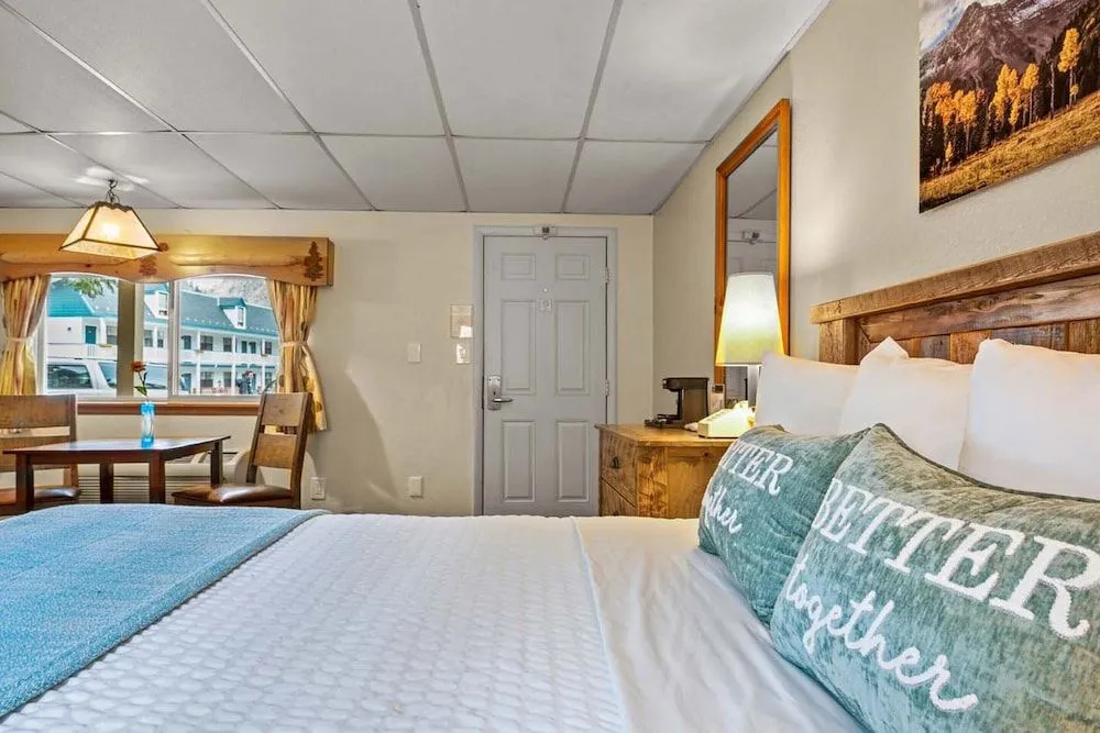 Box Canyon Lodge and Hot Springs