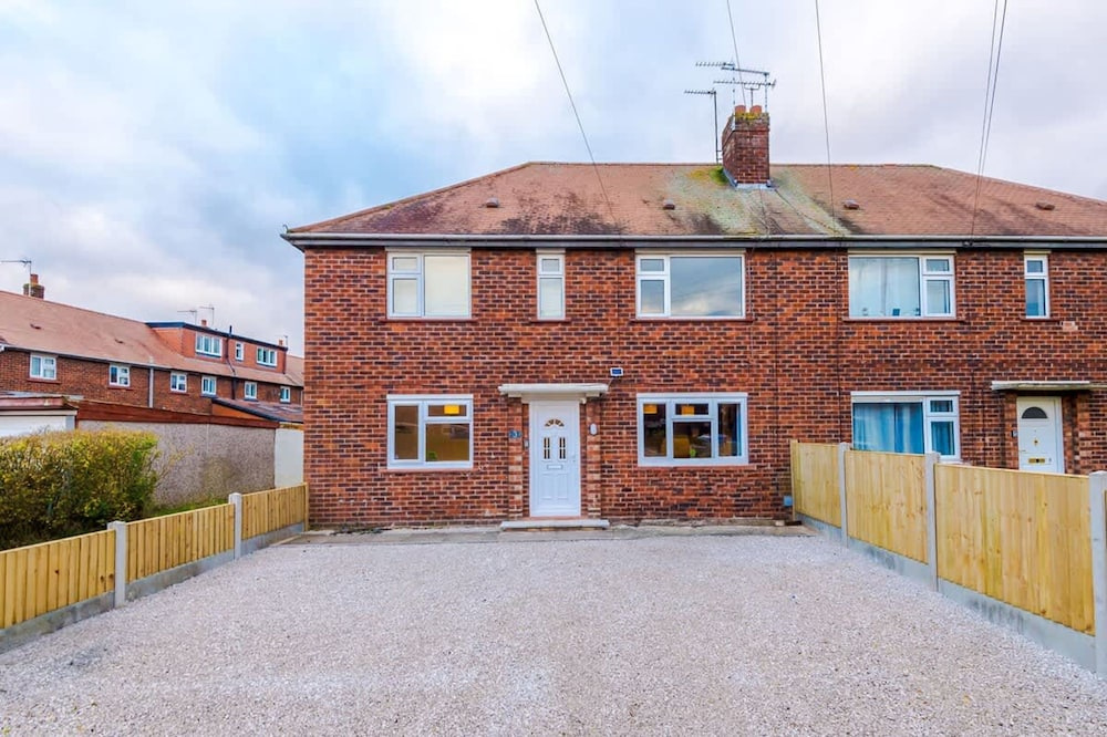 NEW Spacious Apartment Ideal for Business Work