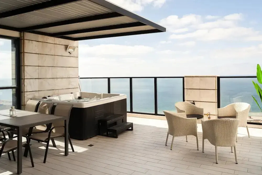 Luxury Penthouse on High Floor with Hot Tub