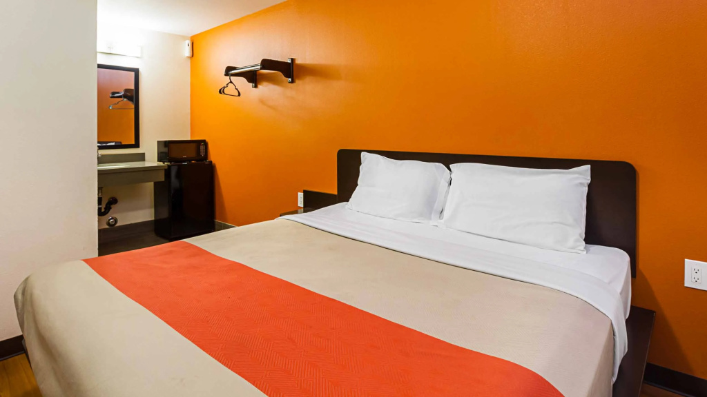 Motel 6 Maple/Main