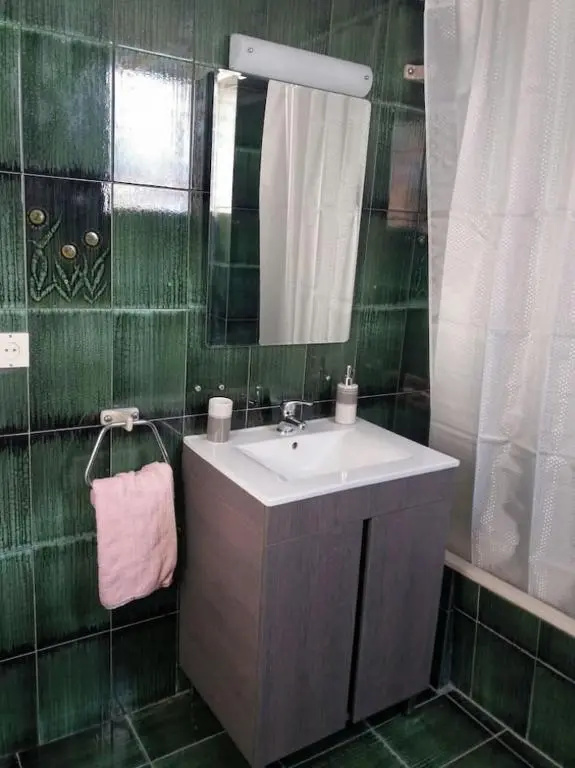 Comfortable 4th fl flat ideal for up to 8 people