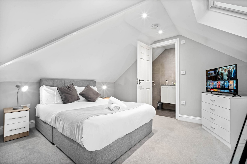 Grand 5 Bedrooms and 3 Bath Birmingham Home