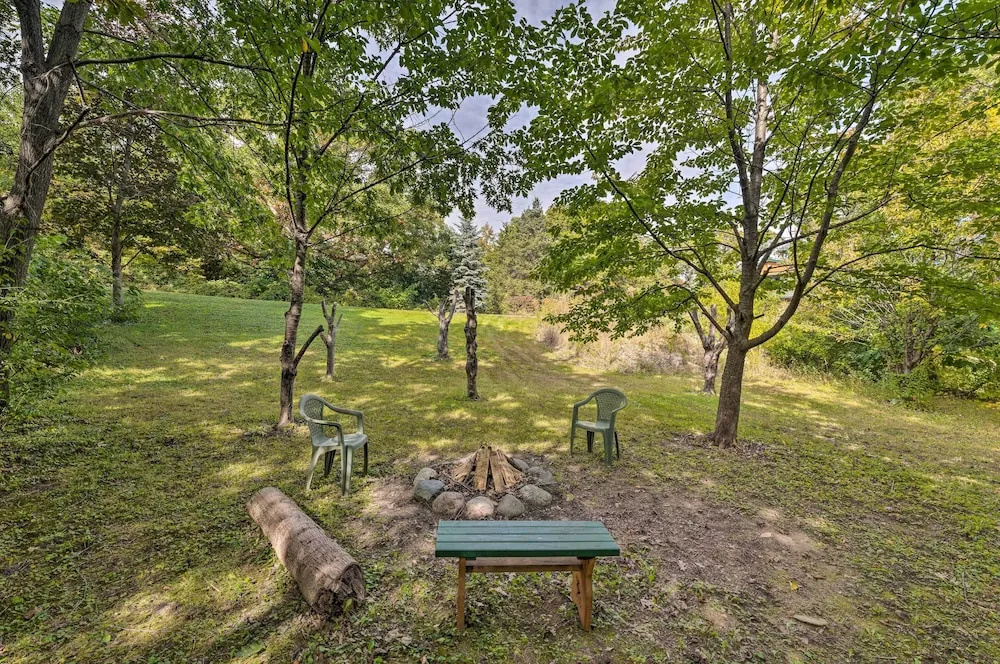 Cozy Wisconsin Studio, 11 Mi to Lake Geneva!