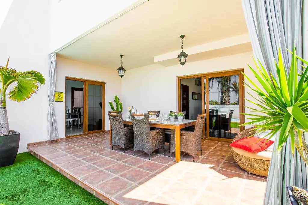 Villa Caletas Teguise - A Wonderful 5 Bedroom Villa - Perfect For A Large Group