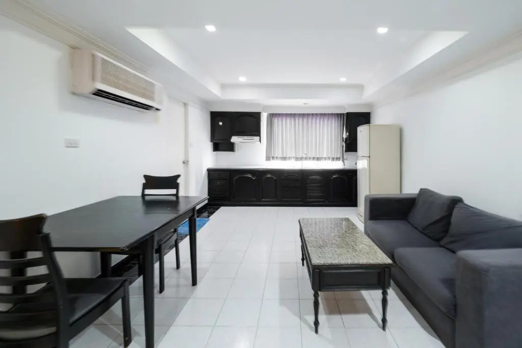 OYO 1042 Boons Residence Sathorn