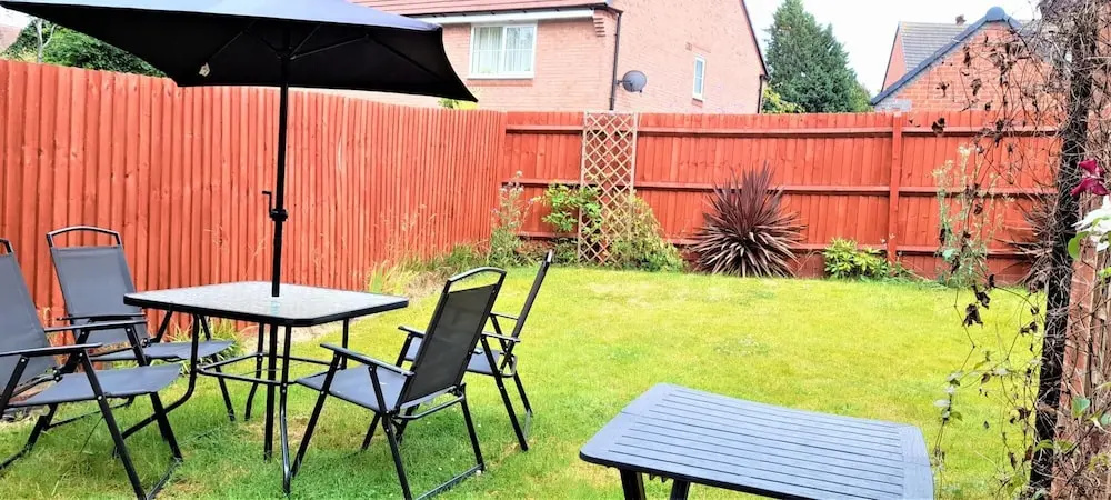 Modern 4 Bed House Sleeps 8 - Free Parking