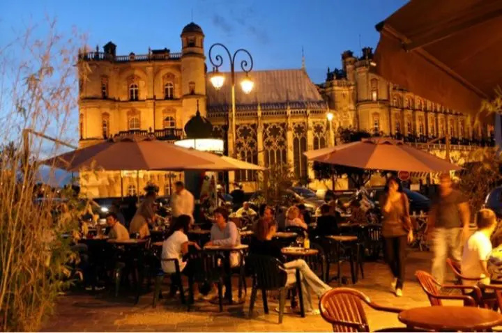 Saint-Germain-en-Laye: Grand studio en Centre Ville à 2 minutes du RER