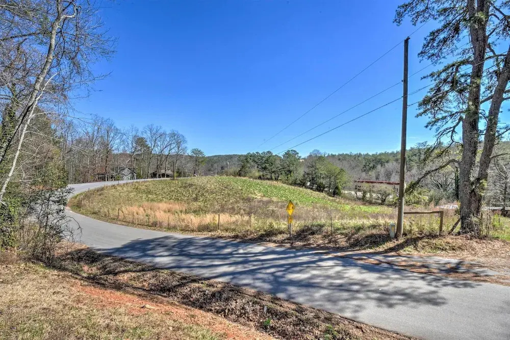 Helen Cabin w/ Deck & Hot Tub < 1/2 Mi to Main St