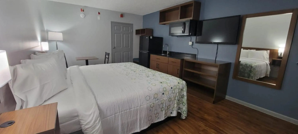 HomeTowne Studios by Red Roof Egg Harbor-Atlantic City Airport