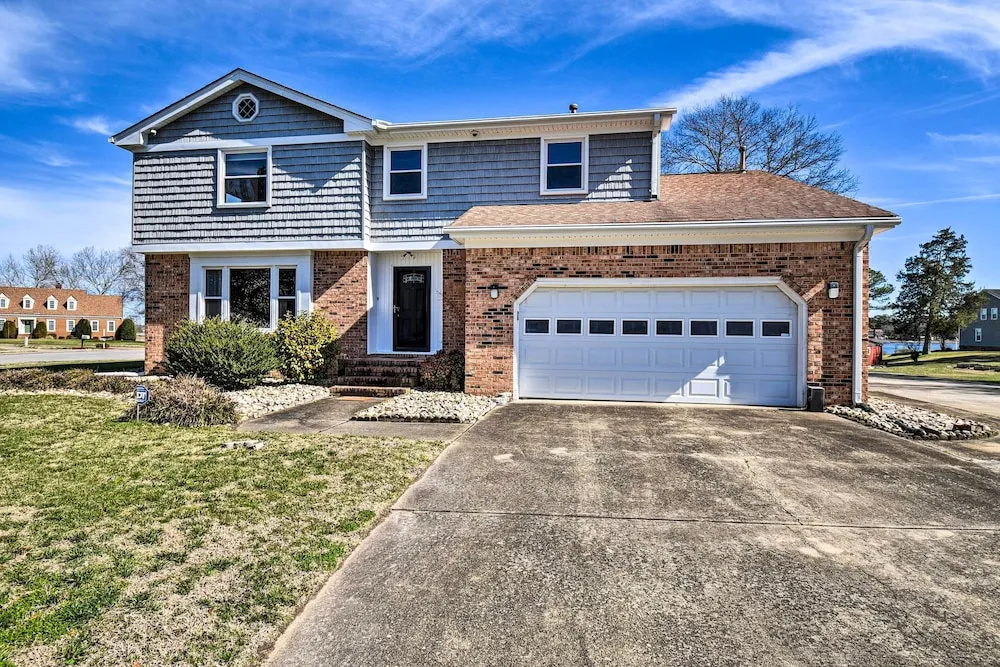 Spacious Chesapeake Home with Pool Table!