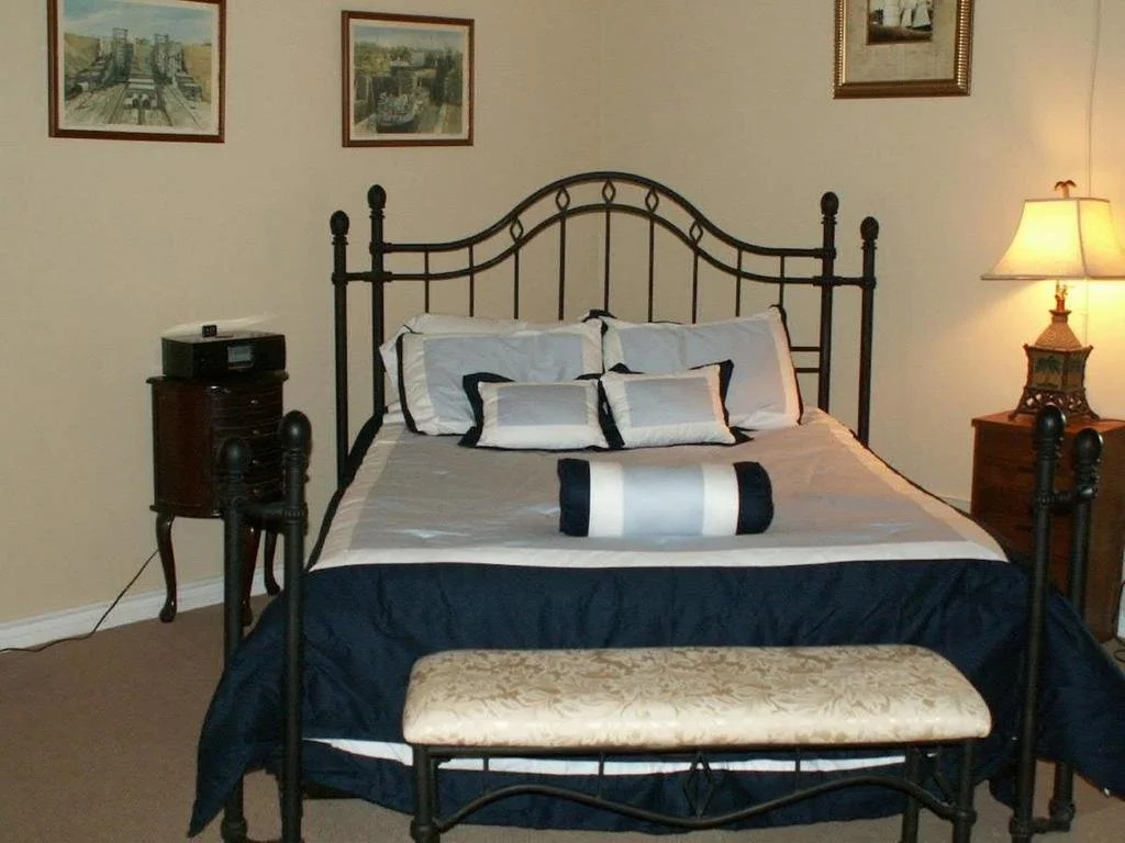 Canalside Restaurant & Inn